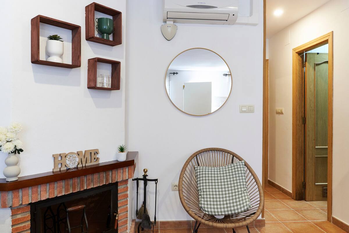 Chimenea y sillón