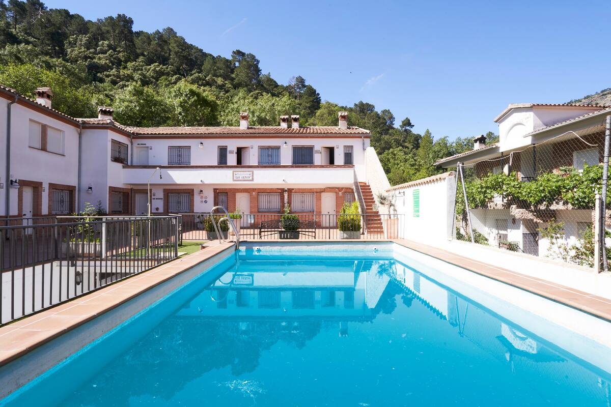 Piscina y edificio