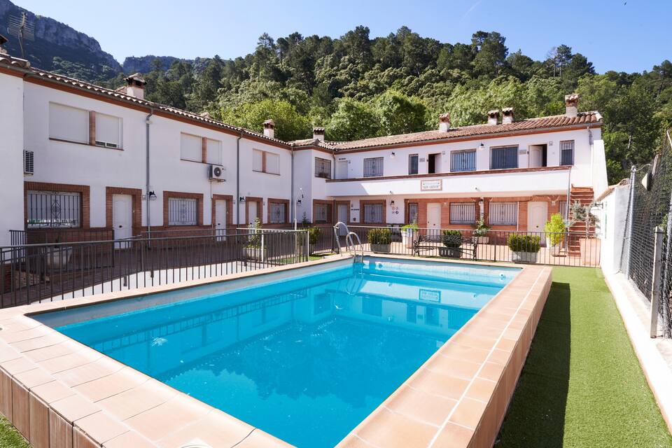 Piscina con montañas