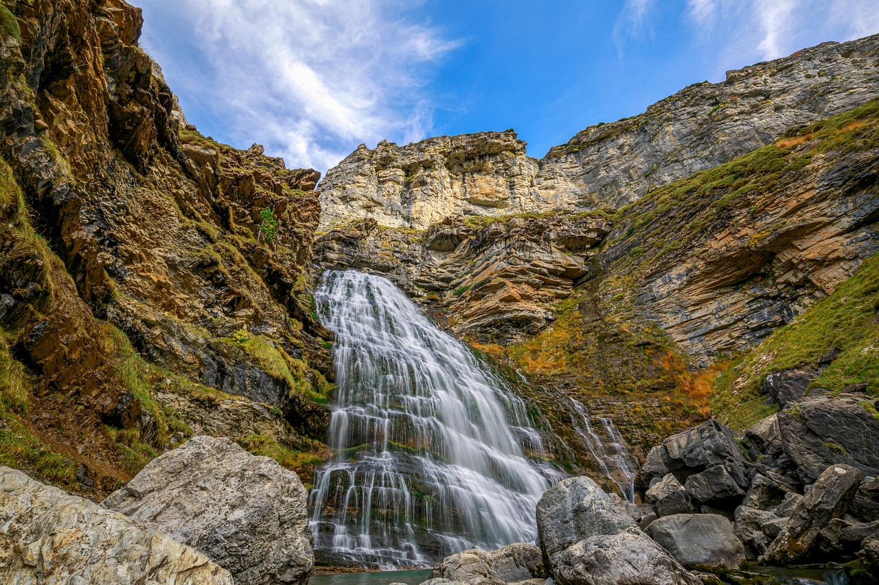 Cascada entre rocas con musgo